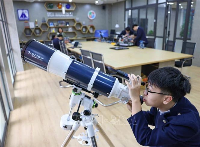 Theo định hướng mới, giáo dục STEM/STEAM và nghiên cứu khoa học sẽ trở thành trọng tâm. Học sinh không chỉ học lý thuyết mà được tham gia các dự án nghiên cứu thực thụ dưới sự hướng dẫn của chuyên gia, giảng viên, nhà khoa học. Ảnh: Thanh Tùng - TTXVN