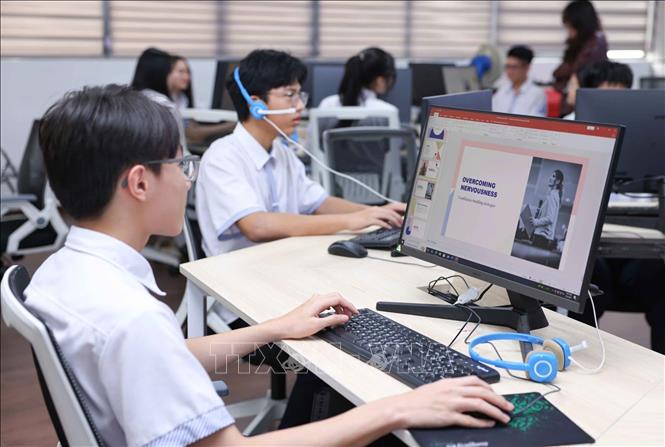 Thực tế, định hướng phát triển năng lực toàn diện cho học sinh đã được trường Trung học phổ thông chuyên Hà Nội - Amsterdam theo đuổi nhiều năm qua thông qua hệ thống câu lạc bộ học thuật, nghệ thuật, công nghệ và các dự án học tập sáng tạo. Đây cũng là nét đặc trưng tạo nên bản sắc riêng của ngôi trường chuyên hàng đầu Thủ đô. Ảnh: Thanh Tùng - TTXVN