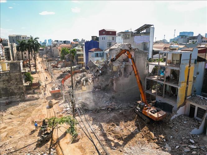 Nhiều cần cẩu cỡ lớn cùng thiết bị chuyên dụng được huy động GPMB phục vụ dự án cầu Tứ Liên. Ảnh: Lê Đông - TTXVN