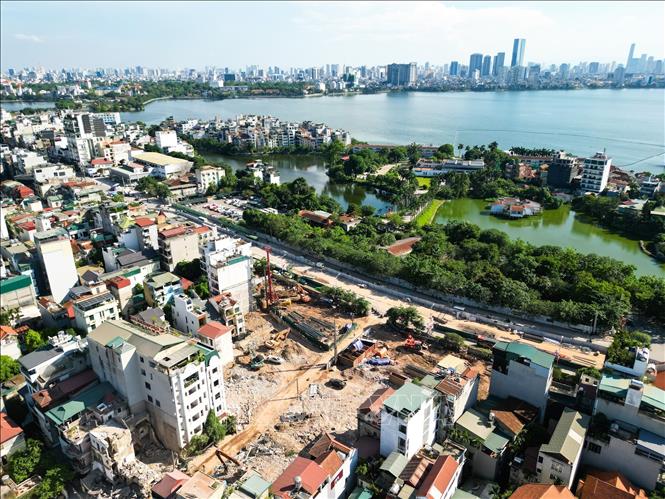 Khu vực dự án cầu Tứ Liên nhộn nhịp hoạt động khi các đơn vị thi công đẩy nhanh tiến độ. Ảnh: Lê Đông - TTXVN