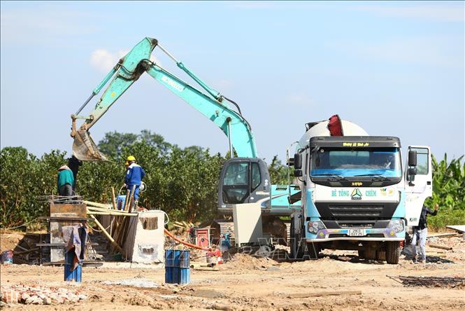 Đơn vị thi công dự án cầu Tứ Liên lắp dựng khuôn bệ đúc dầm Super T phục vụ các hạng mục cầu chính. Ảnh: Lê Đông - TTXVN