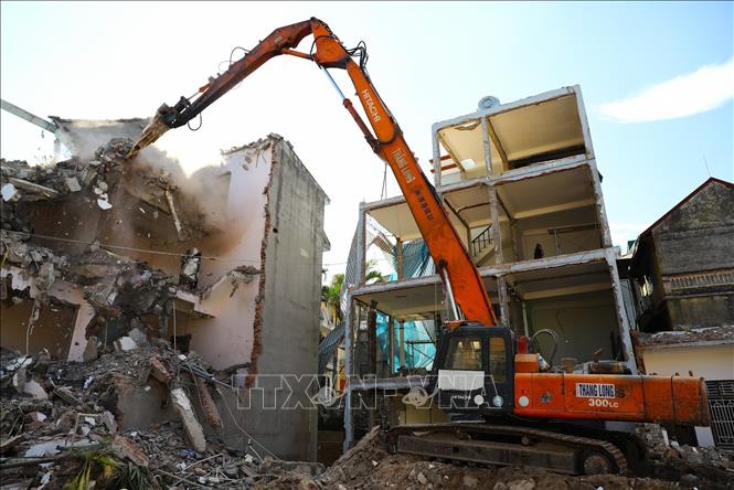 Việc giải phóng mặt bằng tại phường Hồng Hà đang diễn ra với tốc độ nhanh. Ảnh: Lê Đông - TTXVN