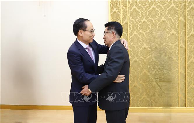Đồng chí Kim Song Nam, Ủy viên Bộ Chính trị, Bí thư Trung ương Đảng, Trưởng Ban Quốc tế Đảng Lao động Triều Tiên vui mừng chào đón Bộ trưởng Lê Hoài Trung. Ảnh: Đỗ Sinh – PV TTXVN từ Triều Tiên

