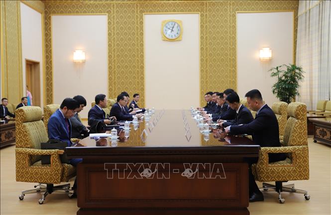 Quang cảnh cuộc làm việc giữa Bộ trưởng Ngoại giao Lê Hoài Trung với đồng chí Kim Song Nam, Ủy viên Bộ Chính trị, Bí thư Trung ương Đảng, Trưởng Ban Quốc tế Đảng Lao động Triều Tiên. Ảnh: Đỗ Sinh – PV TTXVN từ Triều Tiên