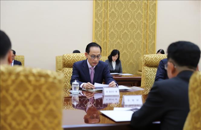 Bộ trưởng Ngoại giao Lê Hoài Trung tại cuộc làm việc với đồng chí Kim Song Nam, Ủy viên Bộ Chính trị, Bí thư Trung ương Đảng, Trưởng Ban Quốc tế Đảng Lao động Triều Tiên. Ảnh: Đỗ Sinh – PV TTXVN từ Triều Tiên

