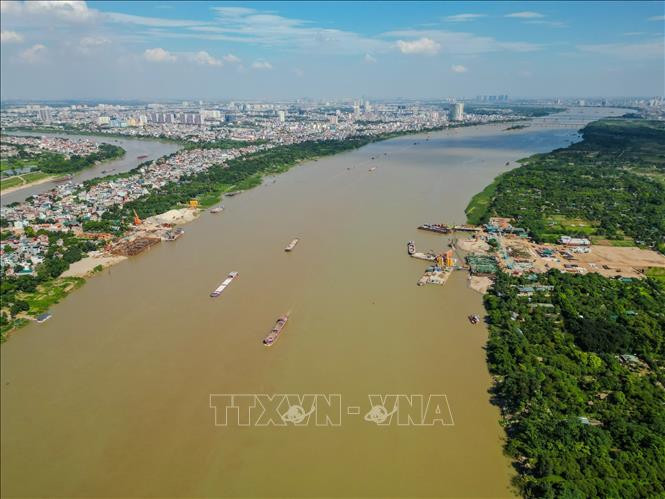 Cầu Tứ Liên có tổng chiều dài gần 12km, khi hoàn thành sẽ kết nối trung tâm Hà Nội với khu vực phía Bắc, Đông Bắc và Trung tâm Hội chợ triển lãm Quốc gia, tuyến đường từ sân bay Gia Bình về nội đô. Ảnh: Lê Đông - TTXVN