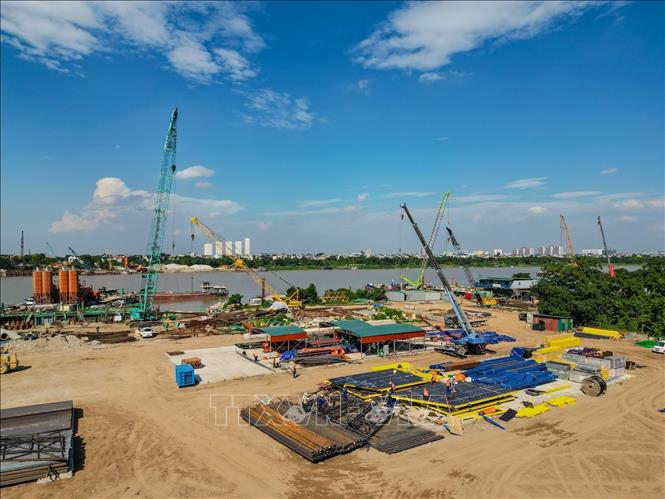 Khu vực dự án cầu Tứ Liên nhộn nhịp hoạt động khi các đơn vị thi công đẩy nhanh tiến độ. Ảnh: Lê Đông - TTXVN