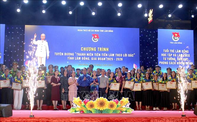 Ban tổ chức tuyên dương 116 thanh niên tiên tiến làm theo lời Bác. Ảnh: Hồng Hiếu- TTXVN