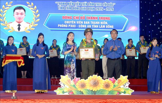 Mỗi cá nhân được tuyên dương là một minh chứng đầy sinh động cho việc học tập, làm theo tư tưởng, đạo đức, phong cách Hồ Chí Minh. Ảnh: Hồng Hiếu - TTXVN