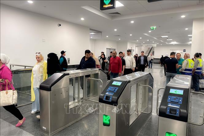 Hành khách tại nhà ga đường sắt một ray ở Cairo, Ai Cập, ngày 6/5/2026. Ảnh: THX/TTXVN