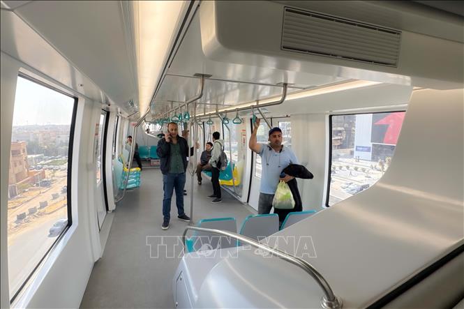 Hành khách đi tàu hỏa một ray tại Cairo, Ai Cập, ngày 6/5/2026. Ảnh: THX/TTXVN
