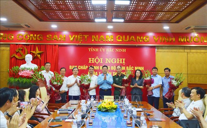 Lãnh đạo tỉnh Bắc Ninh chúc mừng các đồng chí được điều động, bố trí, phân công nhiệm vụ công tác mới. Ảnh: Thái Hùng- TTXVN