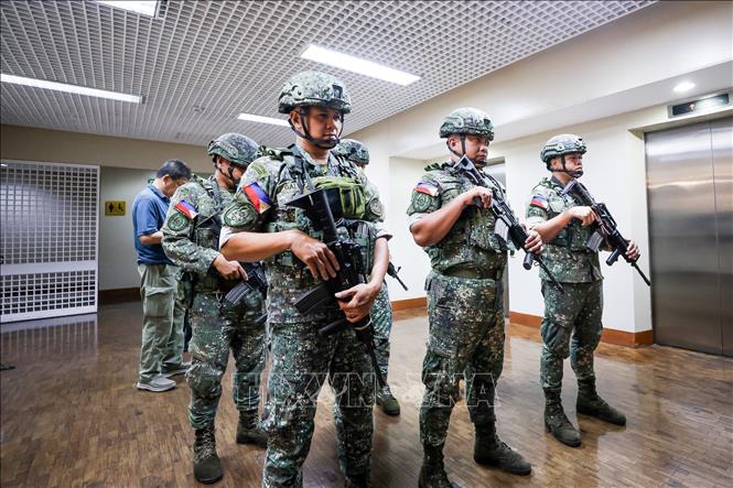 Binh sĩ được triển khai bên trong tòa nhà Thượng viện Philippines ở Pasay ngày 13/5/2026. Ảnh: THX/TTXVN