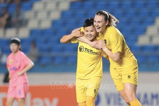 Bích Thuỳ ghi bàn thắng nâng tỷ số lên 2-0 đội chủ nhà nữ Thái Nguyên. Ảnh: Minh Quyết - TTXVN