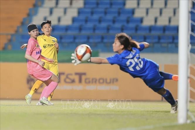 Bích Thuỳ ghi bàn thắng nâng tỷ số lên 2-0 đội chủ nhà nữ Thái Nguyên. Ảnh: Minh Quyết - TTXVN