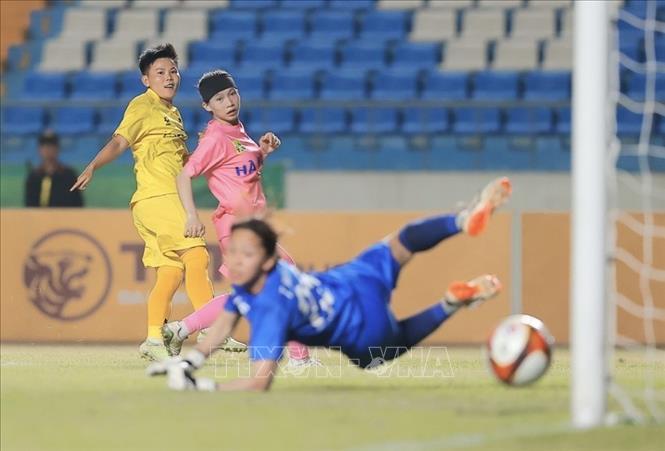 Bích Thủy ghi bàn thắng nâng tỷ số lên 2-0 đội chủ nhà nữ Thái Nguyên. Ảnh: Minh Quyết - TTXVN
