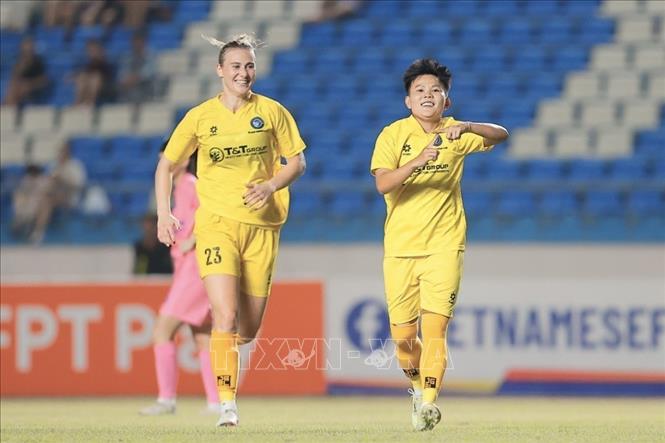 Bích Thủy ghi bàn thắng nâng tỷ số lên 2-0 đội chủ nhà nữ Thái Nguyên. Ảnh: Minh Quyết - TTXVN