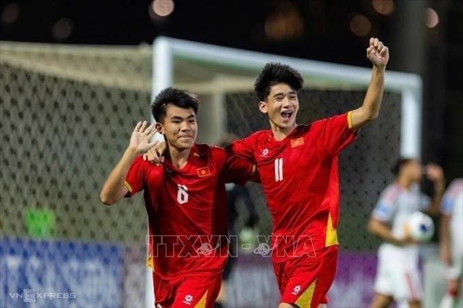 Nguyễn Minh Thủy (số 8-U17 Việt Nam) cùng đồng đội mừng bàn nâng tỷ số lên 2-1. Ảnh: TTXVN phát