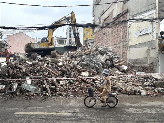Đơn vị thi công tiến hành phá dỡ ngay sau khi các hộ bàn giao mặt bằng. Ảnh: Quốc Lũy - TTXVN