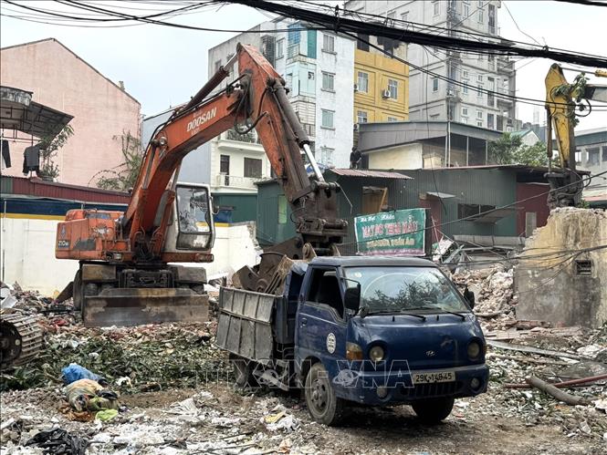 Máy móc , thiết bị được tăng cường ngay sau khi các hộ dân bàn giao mặt bằng. Ảnh: Quốc Lũy - TTXVN