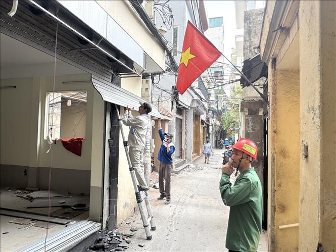  Hộ gia đình tiến hành tháo dỡ những phần còn lại để bàn giao mặt bằng cho chính quyền địa phương. Ảnh: Quốc Lũy - TTXVN