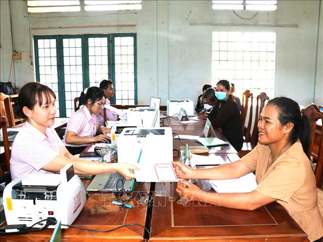Người dân xã Phú Nghĩa (Đồng Nai) tiếp cận vốn ưu đãi. Ảnh: K GỬIH - TTXVN   