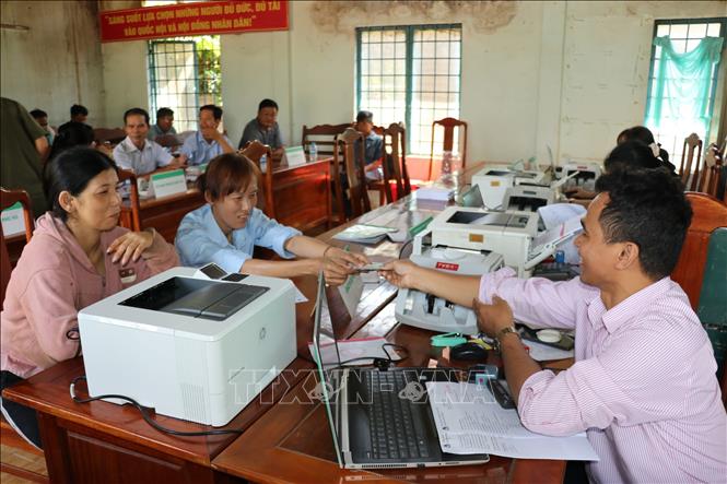 Người dân xã Phú Nghĩa (Đồng Nai) tiếp cận vốn ưu đãi. Ảnh: K GỬIH - TTXVN   