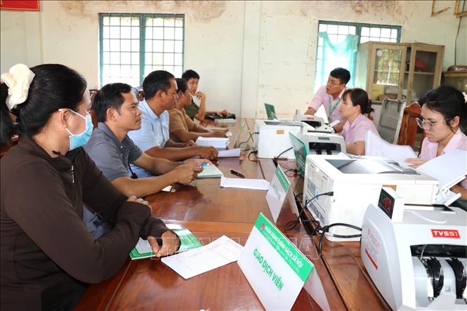 Người dân xã Phú Nghĩa (Đồng Nai) làm thủ tục vay vốn ưu đãi. Ảnh: K GỬIH - TTXVN   