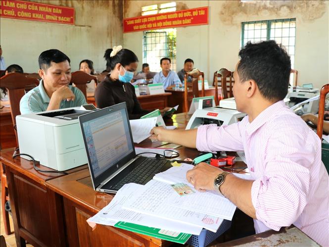 Người dân xã Phú Nghĩa (Đồng Nai) làm thủ tục vay vốn ưu đãi. Ảnh: K GỬIH - TTXVN   