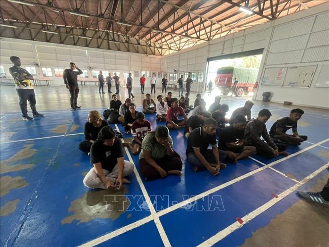 Những người sống sót sau vụ chìm thuyền chở người di cư ở ngoài khơi bang Perak, Malaysia. Ảnh: THX/TTXVN