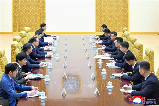 Bộ trưởng Ngoại giao Lê Hoài Trung (thứ 4, trái) trong buổi làm việc với đồng chí Kim Song Nam (thứ 4, phải), Ủy viên Bộ Chính trị, Bí thư Trung ương Đảng, Trưởng Ban Quốc tế Đảng Lao động Triều Tiên. Ảnh: Yonhap/TTXVN