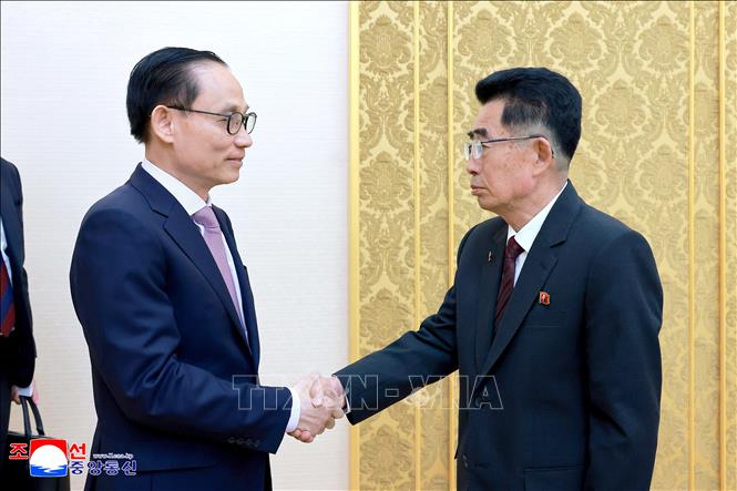 Đồng chí Kim Song Nam (phải), Ủy viên Bộ Chính trị, Bí thư Trung ương Đảng, Trưởng Ban Quốc tế Đảng Lao động Triều Tiên chào đón Bộ trưởng Ngoại giao Lê Hoài Trung. Ảnh: Yonhap/TTXVN