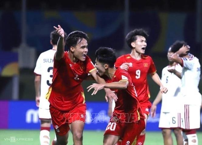 Midfielder Manh Cuong (L) scores the third goal for Vietnam. VNA/Photo by courtesy