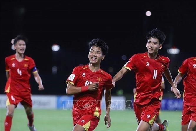 Nguyen Luc curls a superb free-kick through the defensive wall to level the score at 1-1 before halftime. VNA/Photo by courtesy