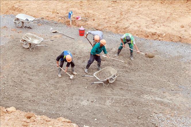 Đường nội bộ vào trường được thi công đồng bộ. Ảnh: Quý Trung – TTXVN