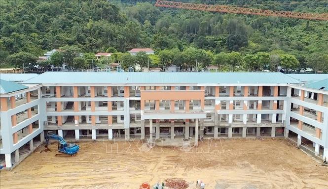 Khu vực nhà hiệu bộ đang hoàn thiện các hạng mục cuối cùng. Ảnh: Quý Trung – TTXVN