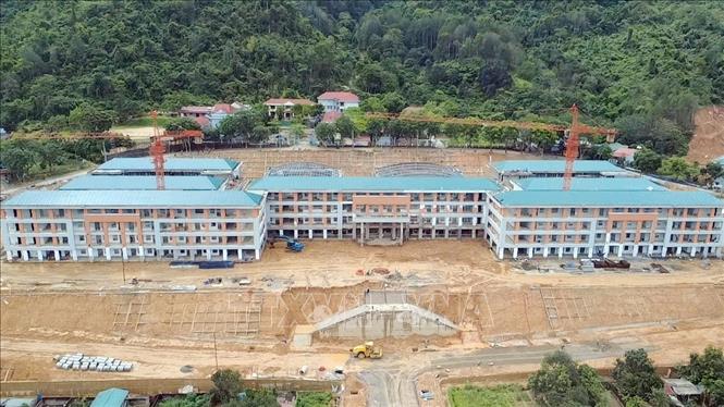 Những khối nhà hiệu bộ, khu vực lớp học đang hoàn thiện các hạng mục cuối cùng. Ảnh: Quý Trung – TTXVN