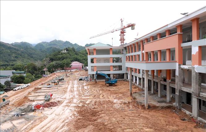 Do thời tiết liên tục có mưa nên việc thi công các hạng mục ngoài trời bị ảnh hưởng. Ảnh: Quý Trung – TTXVN