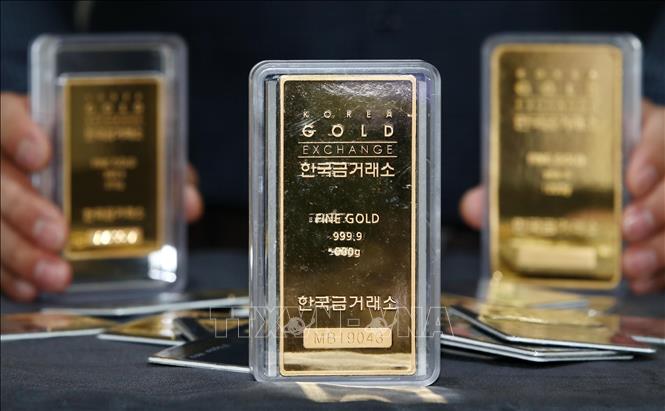 Giá vàng giao ngay giảm 0,6% xuống 4.686,35 USD/ounce, trong khi giá vàng giao kỳ hạn tại Mỹ tăng nhẹ 0,4% lên 4.706,70 USD/ounce. Trong ảnh: Vàng miếng được bày bán tại sàn giao dịch ở Seoul, Hàn Quốc. Ảnh: Yonhap/TTXVN
