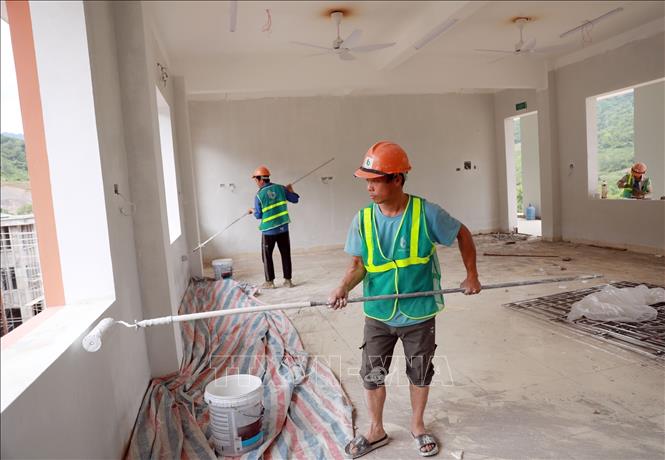 Sơn tường các lớp học. Ảnh: Quý Trung – TTXVN