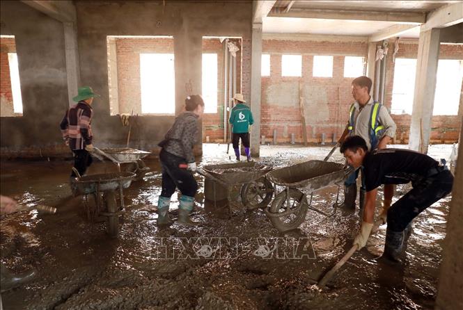 Những mét vuông sàn bê tông cuối cùng của khu vực nội trú được gấp rút hoàn thiện trước khi lát nền. Ảnh: Quý Trung – TTXVN