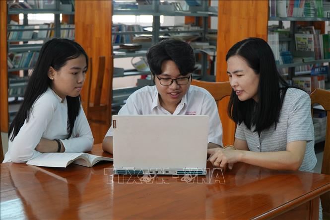 Trong thiết kế thiết bị ACUIRPEN sử dụng bộ lọc Hampel, giáo viên giữ vai trò định hướng, học sinh tự thực hiện từ thiết kế mạch, dựng mô hình 3D đến hoàn thiện sản phẩm. Ảnh: Lê Xuân-TTXVN