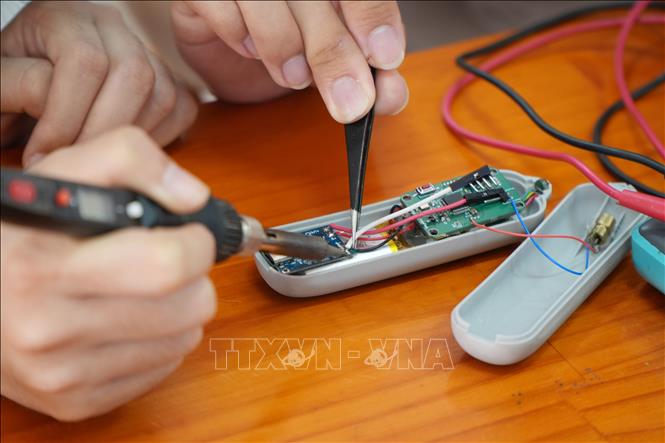Thiết bị ACUIRPEN sử dụng bộ lọc Hampel được thiết kế nhỏ gọn, dễ sử dụng và độ chính xác đạt tới 98%. Ảnh: Lê Xuân-TTXVN