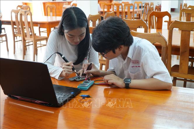 Bộ mạch điện cho thiết bị ACUIRPEN sử dụng bộ lọc Hampel do hai 2 học sinh Trường THPT Chuyên Lương Thế Vinh (thành phố Đồng Nai) tự thiết kế và vận hành. Ảnh: Lê Xuân-TTXVN