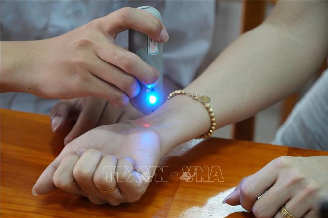 Thiết bị ACUIRPEN sử dụng bộ lọc Hampel để xác định huyệt đạo đạt độ chính xác tới 98% trên nhiều nhóm đối tượng khác nhau. Ảnh: Lê Xuân-TTXVN