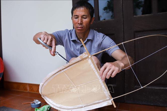 Diều làng Bá Dương Nội sử dụng giấy dó truyền thống làm áo diều bởi chất liệu nhẹ và xốp giúp cánh diều dễ bắt gió, bay nhanh và ổn định hơn. Ảnh: Lê Ngọc/TTXVN phát
