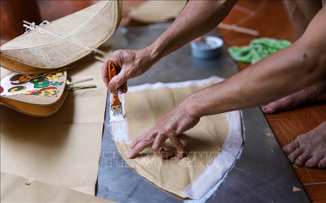 Để làm khung cho những cánh diều cần chọn những cây tre đực già, còn gọi là “tre mép voi” giúp diều có độ bền và khả năng giữ thăng bằng tốt khi bay cao. Ảnh: Lê Ngọc/TTXVN phát
