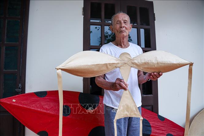 Nghệ nhân Nguyễn Văn Bồi (92 tuổi) nhiều năm được biết đến với những cánh diều bay cao nhất vùng, được phong tặng danh hiệu nghệ nhân năm 2019. Ảnh: Lê Ngọc/TTXVN phát

