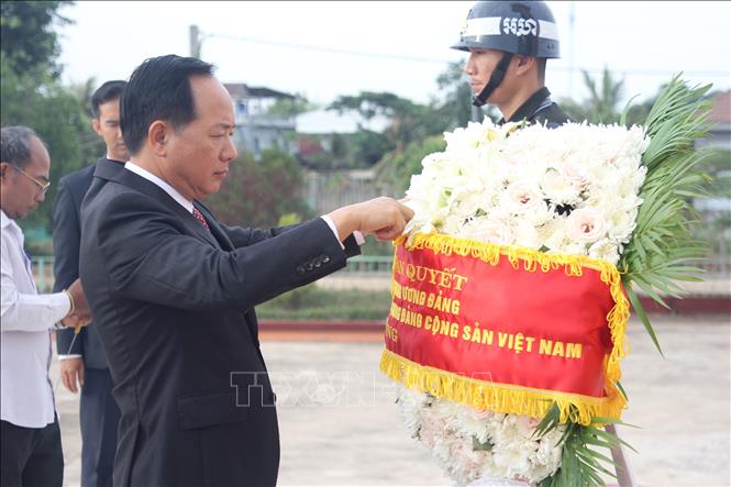 Ủy viên Bộ Chính trị, Bí thư Trung ương Đảng, Trưởng Ban Tuyên giáo và Dân vận Trung ương Trịnh Văn Quyết đặt hoa tại Đài Hữu nghị Việt Nam-Campuchia ở tỉnh Siem Reap. Ảnh: Minh Hưng – PV TTXVN tại Campuchia
