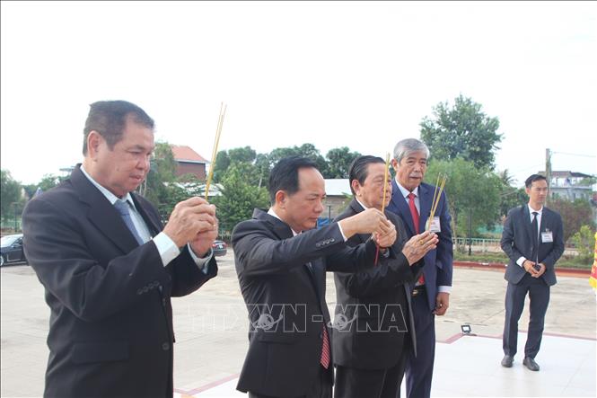 Trưởng Ban Tuyên giáo và Dân vận Trung ương Trịnh Văn Quyết và các đại biểu dâng hương tại Đài Hữu nghị Việt Nam - Campuchia ở tỉnh Siem Reap. Ảnh: Minh Hưng - PV TTXVN tại Campuchia